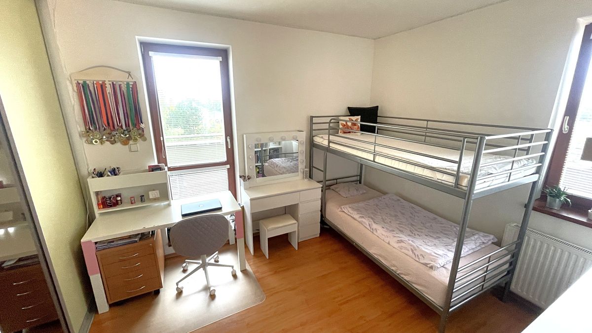 Dětský pokoj s oknem a úložnými skříněmi
