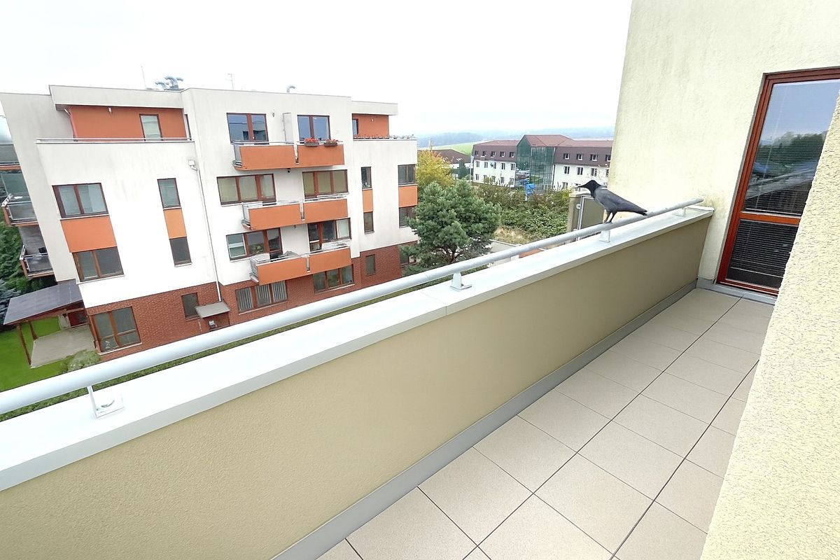 Balkon s výhledem na okolní bytové domy