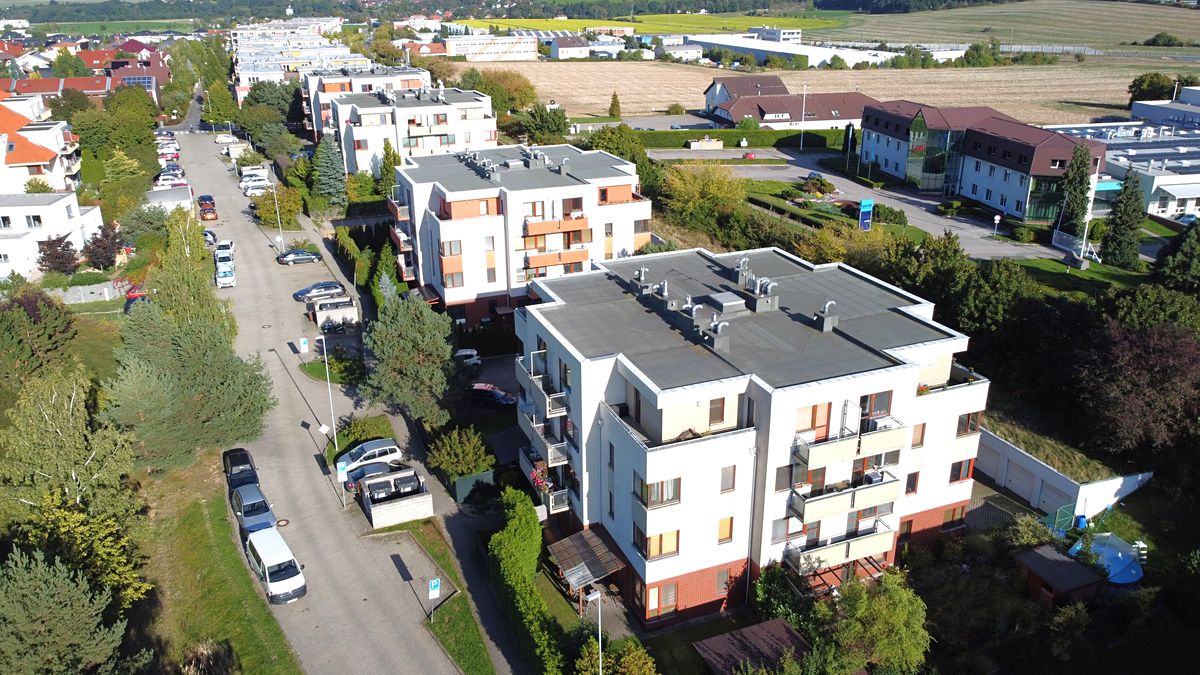 Letecký pohled na dům v obytné zástavbě Jesenice