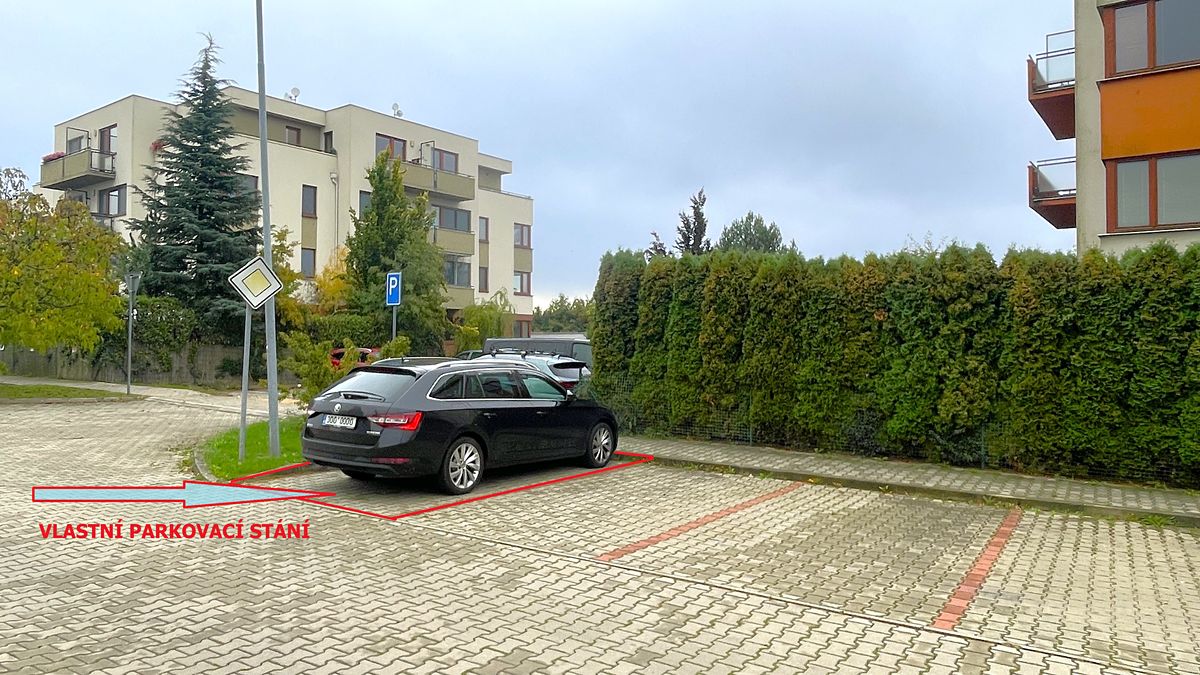 Vyznačené venkovní parkovací stání u bytového domu