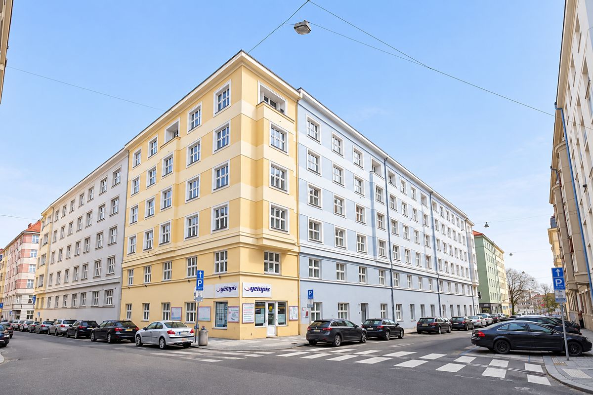 Nárožní činžovní dům v ulici Šternberkova v Holešovicích