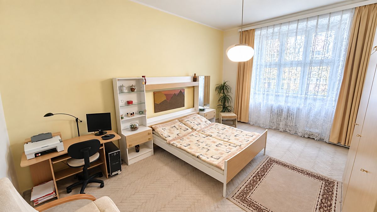 Ložnice s pracovním stolem a úložnými prostory