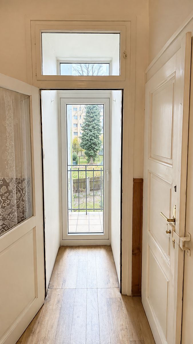 Chodba vedoucí ke dveřím na balkon