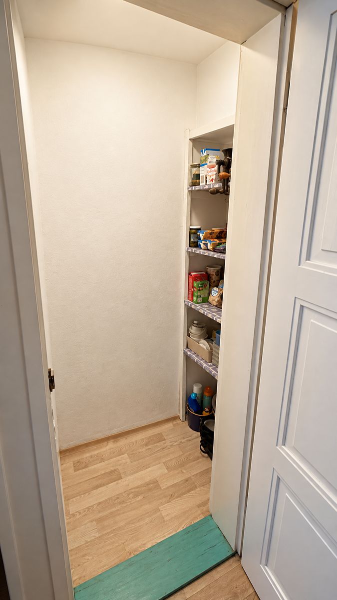 Menší místnost se skříní a úložným prostorem