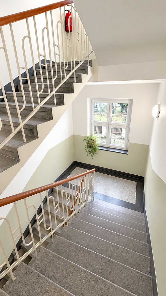 Pohled přes schodišťové rameno do společných prostor