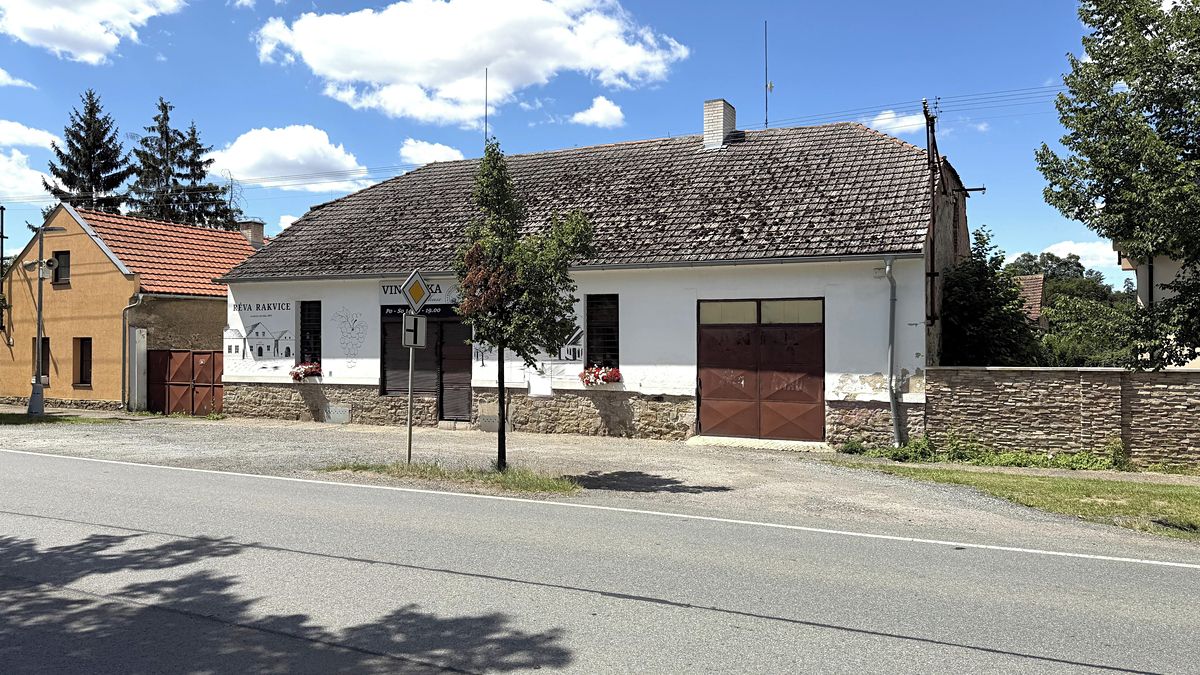 Pohled z ulice na obytnou a provozní část objektu