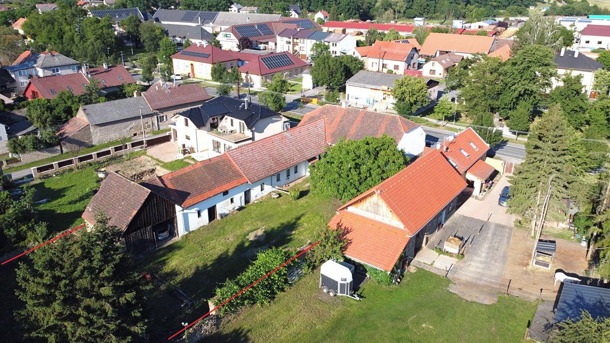 Letecký pohled na budovy a pozemek od zahrady