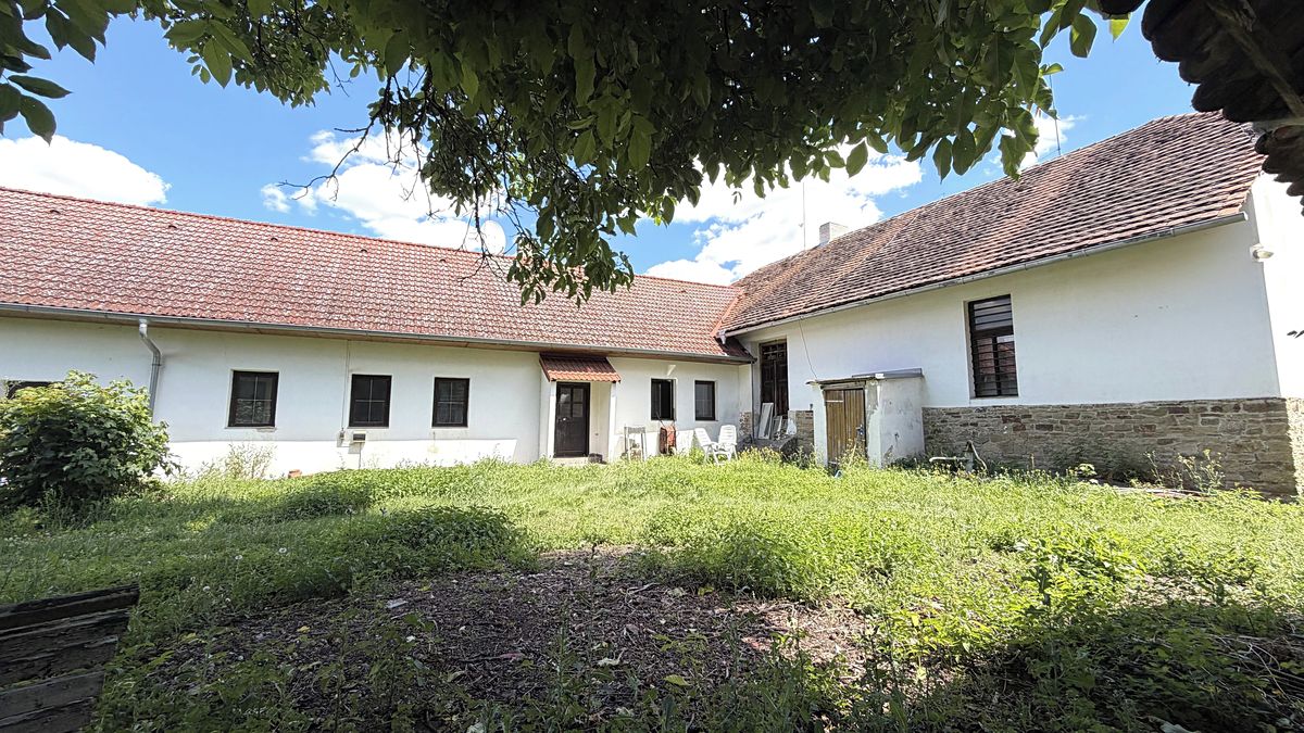 Vnitřní dvůr s přístupem do navazujících prostor
