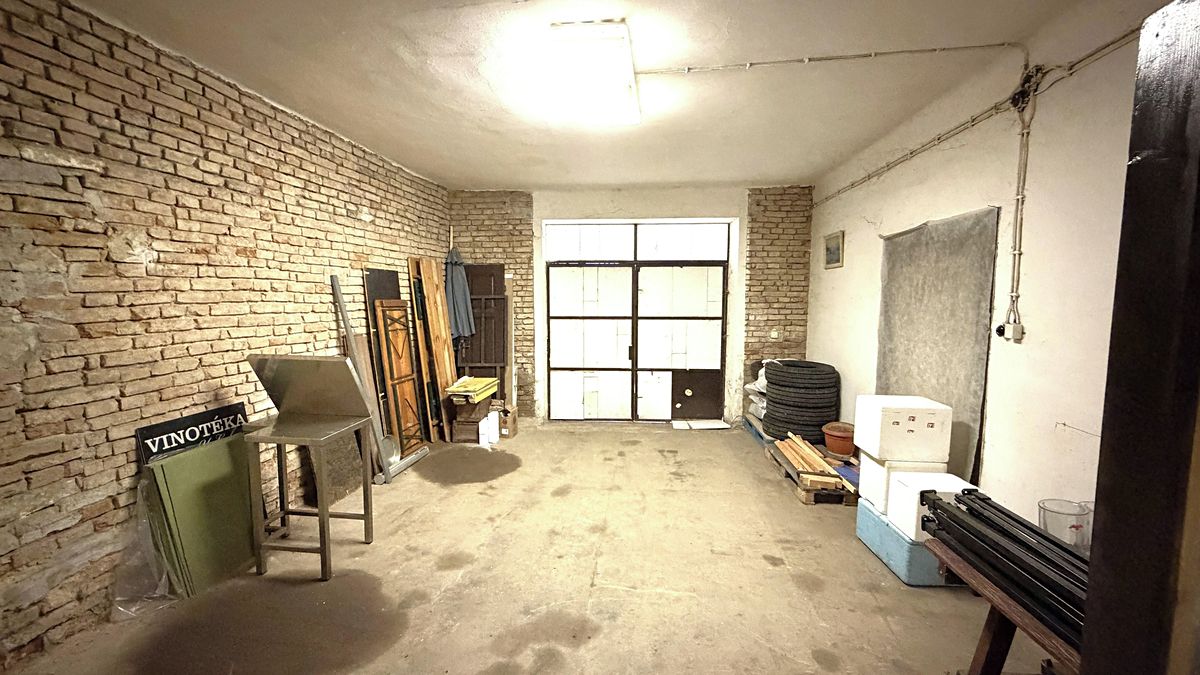 Garážový nebo skladový prostor s původním zdivem