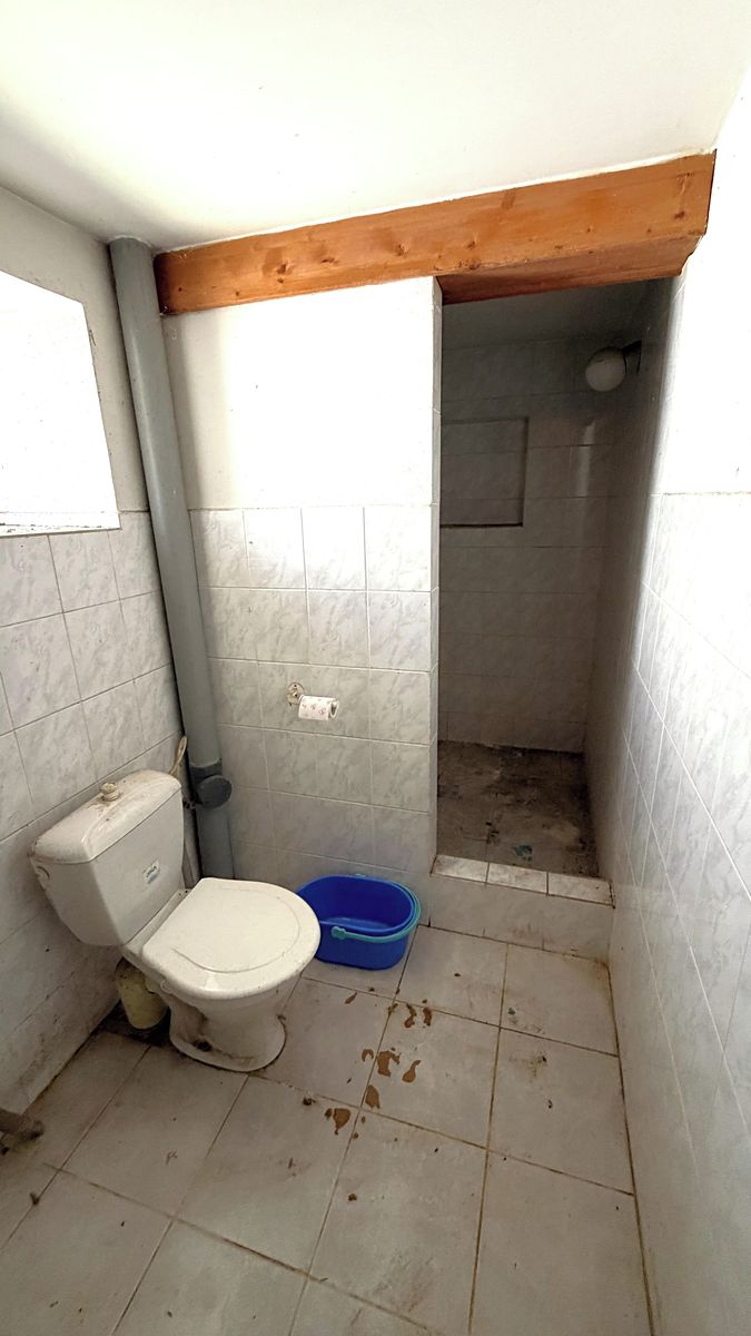Koupelna s umyvadlem, sprchovým koutem a WC
