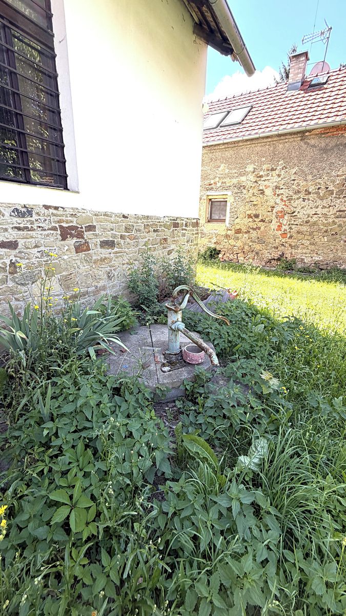 Průchod z dvora na zahradu mezi budovami