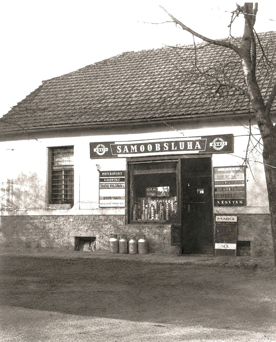 Historická fotografie průčelí objektu